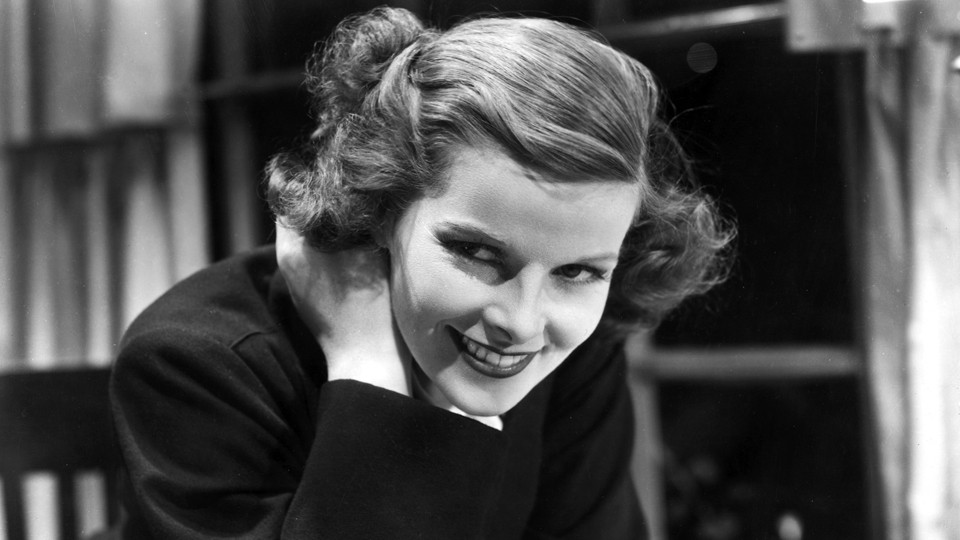 Vóc người cao ráo, mảnh mai và có chút hơi nam tính, vẻ đẹp của minh tinh huyền thoại Katharine Hepburn được coi là “bông hoa lạ” giữa muôn vàn những ngôi sao tóc vàng gợi cảm của Hollywood bấy giờ. Thay vì mặc những chiếc váy bó sát tôn đường cong, Katharine rất thích mặc quần và là “fashion icon” với những chiếc quần suông ống rộng, quần cạp cao hay sơ mi menswear và đặc biệt, bà không thích trang điểm.